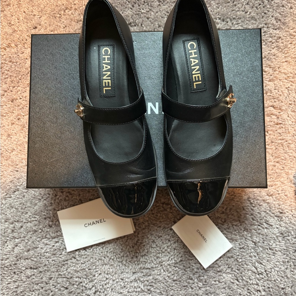 CHANEL Black Patent Leather Flats